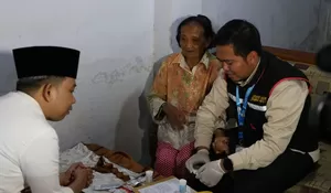 Jamin Kesehatan Warganya, Bupati Jember Gus Fawait Kunjungi Lansia Sebatang Kara di Sumberbaru