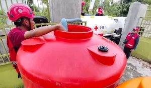Kekeringan Meluas ke Kawasan Perkotaan PMI Jember Salurkan Bantuan Air Bersih dan Tandon di Antirogo