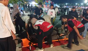 Tim Medis PMI Jember Evakuasi Dua Pengunjung Konser Cinta NKRI ke Rumah Sakit