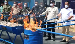 Tim Gabungan Hanguskan Jutaan Rokok Tanpa Pita Cukai yang Beredar di Jember