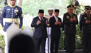 Prabowo Jadi Inspektur Upacara, Pimpin Prosesi Pemakaman Almarhum Try Sutrisno dengan Khidmat