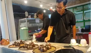 Info Tempat Ngopi Mase! Menikmati Kopi Poci ala Kedai Aroma Batavia Pedan Klaten di Bangunan Tua Klasik Sambil Makan Nasi Kebuli Kambing