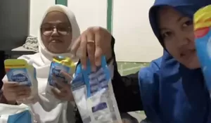 Momen Warga Unboxing Bingkisan dari Open House Prabowo, Ada Sekaleng Biskuit, Tumbler, hingga Sembako