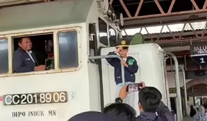Cerita di Balik Momen Viral Bocah Laki-laki yang Foto di Lokomotif Kereta Api, Terungkap Plot Twist yang Dibuka sang Ibu