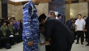 Momen Haru Prabowo Peluk dan Cium Putra Prajurit TNI yang Gugur di Lebanon