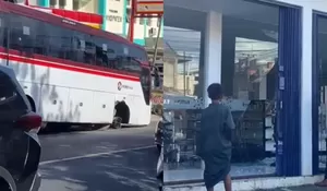Ban Bus Primajasa Lepas di Tasikmalaya, Meluncur Lalu Hantam Kaca Bangunan Apotek hingga Pecah