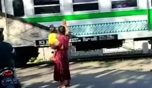 Cerita Ibu-ibu jadi Relawan Jaga Perlintasan Tanpa Palang Pintu di Wonogiri: Pagi-Siang Standby, Sore Jualan Pecel