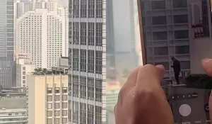 Viral Video Pria Berdiri di Rooftop saat Mahasiswa Demo di Bundaran HI: Udah Nemu 3 Orang di Pinggir Gedung Tinggi
