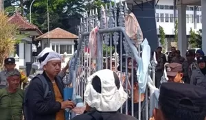 Duh! Warga Kuningan Protes ke Bupati lewat Aksi ‘Seribu Cangcut’, Ngaku Tak Rela Pajaknya Dikelola Pejabat Mesum