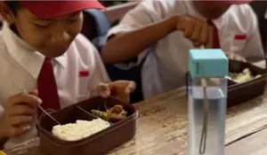 Viral Cerita Guru SDK Ogolau Sulteng Membagikan Makanan untuk Siswa: Mereka Selalu Tanya Kapan Dapat MBG