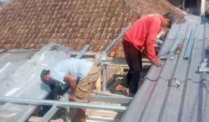 Tak Lagi Khawatir Asbes dan Plafon Lapuk, Jurnalis Promedia Group Asal Lembang Bersyukur Atap Rumahnya Diganti Alduro