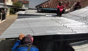 Jurnalis Asal Tasikmalaya Full Senyum, 1,5 Atapnya Bocor, Kini Rumahnya Lebih Nyaman Berkat Program 'Ganti Atap Rumah Wartawan' Promedia Group-SKI