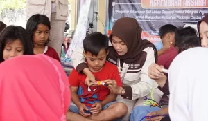 PPK Ormawa SGL PGSD UNNES Hadirkan Pembelajaran Kreatif bagi Anak Melalui Keterampilan Gantungan Kunci dari Barang Bekas