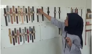 KREATIF! Warga Bayat Klaten Sulap Limbah Jadi Jam Tangan Kayu Estetik yang Meraup Cuan, Segini Harganya