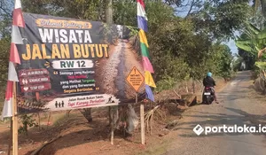 Tak Kunjung Diperbaiki, Warga Jelat Baregbeg Pasang Banner 'Selamat Datang di Wisata Jalan Butut'