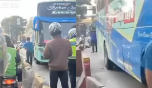Viral Kecelakaan Maut Pemotor yang Tewas Terlindas Bus di Flyover Jakbar, Diduga Korban Gagal Nyalip