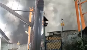 Kepanikan Warga saat Gudang Ban Terbakar di Cibodas, Asap Hitam Membumbung saat Keluar Rumah