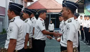 Kalapas Kendal Sematkan Tanda Kenaikan Pangkat Kepada Tujuh Petugas