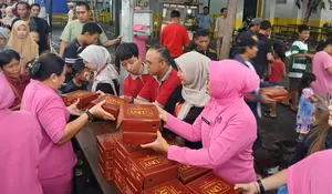 Polresta Sidoarjo  Bersama Polsek Gedangan Dan Bhayangkari Bagikan Ratusan Takjil ke Masyarakat