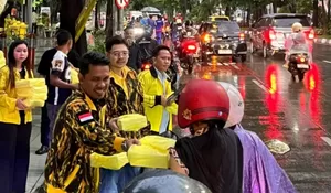 Hujan Tak Menghalangi Berbagi, AMPG Jatim dan Surabaya Tebar Ratusan Takjil untuk Warga