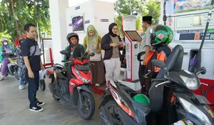 Jum'at Berkah, Komunitas Sahabat Surga dan Komunitas Tolong Menolong Bagi-bagi 2 Liter Pertamax Gratis untuk 105 Ojol Surabaya