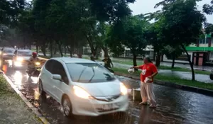 Diguyur Hujan, MAKI Jatim Tetap Bagikan 250 Takjil Gratis di Jalan Raya Juanda