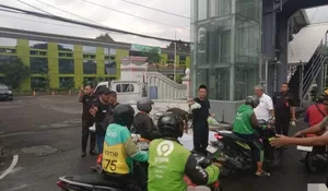 250 Paket Takjil Gratis MAKI Jatim Diserbu Pengendara di jalan Ahmad Yani