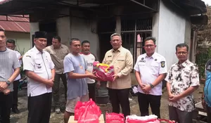 Bupati Anton Serahkan Bantuan Kepada Korban Kebakaran Rumah Di Lenggopan Kelurahan Pasir Pengaraian