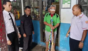 Lapas Gunungtua Bagikan Peralatan Kebersihan Kepada Warga Binaan