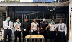Lakukan Deteksi Dini, Kasubsi Kamtib Lapas Kotapinang Pimpin Penggeledahan Kamar Hunian Warga Binaan 