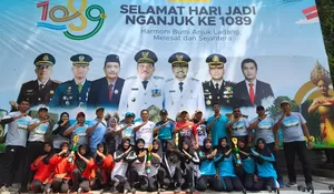 Sinergi dan Kompak! Siswi SMPN 2 Gondang Sabet Juara 1 Terompah Panjang di HUT Nganjuk ke-1089