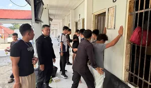 Deteksi Dini Gangguan Kamtib: Ka. KPLP Lapas Muara Teweh Pimpin Razia Rutin Blok Hunian