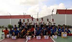 Rayakan HBP ke-62: Kalapas Muara Teweh Serahkan Hadiah Lomba Badminton dan Voli Bagi Warga Binaan
