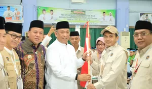 Penuh Haru, Bupati Anton Lepas Jemaah Calon Haji Kabupaten Rokan Hulu Di  Embarkasi Batam.