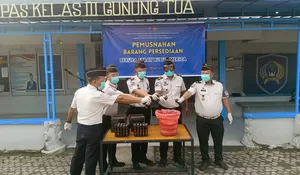 Lapas Gunungtua Lakukan Pemusnahan Barang Persediaan Berupa Spray Bubuk Merica