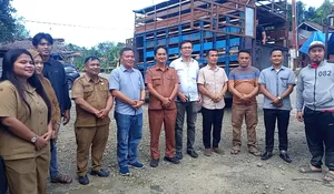 Perkuat Ketahanan Pangan: Pemkab Nias Barat Melalui DKPP dan BUMD salurkan 175 Ekor Babi di Enam Desa, Desa Lain Menyusul
