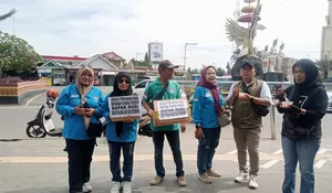 Aksi Nyata Kemanusiaan: DPC PPWI Pesawaran Bergerak Bantu Bangun Kembali Rumah Warga yang Roboh