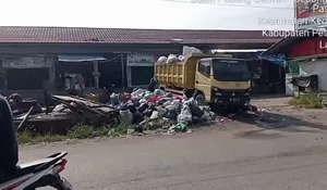 Sengatan Bau Sampah dan Misteri Kursi Kosong KUPT Pasar Kedondong