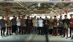 Serahkan Bantuan Pasca Kebakaran Di Pasar Pekan Tebih, Wabup Syafaruddin Poti Ajak Masyarakat Bergotong Royong