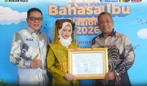 Didampingi Plt Kadisdikpora, Bupati Anton Terima Penghargaan, Rokan Hulu Dinobatkan Sebagai Daerah Terbaik Revitalisasi Bahasa Daerah se-Riau