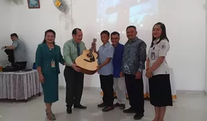 Dukung Program Pembinaan Kerohanian, Lapas Gunungsitoli Terima Bantuan Berupa Satu Unit Gitar