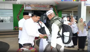 Didampingi Pj. Sekda, Wakil Bupati Syafaruddin Poti Sambut Kepulangan Jemaah Haji Rohul di Bandara Tuanku Tambusai Pasir Pengaraian