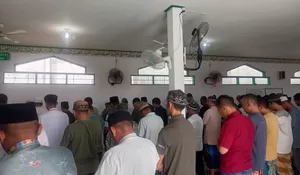 Panjatkan Doa Demi Kedamaian, Warga Binaan dan Petugas Lapas Muara Teweh Sholat Jumat Bersama