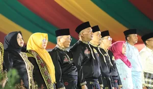 Berbusana Bercorakkan Melayu Emas, Bupati Anton Bawa Semangat Rohul Siap Sukseskan Tuan Rumah MTQ Riau ke-45