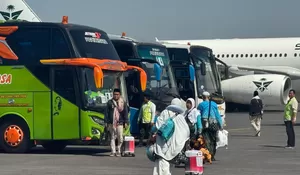  LAYANI KLOTER TERAKHIR, PROSES DEBARKASI HAJI DI BANDARA JUANDA BERJALAN LANCAR