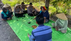 Kapolsek Balongbendo Polresta Sidoarjo Ajak Diskusi Petani Siapkan Panen Jagung. Dukung Ketahanan Pangan 