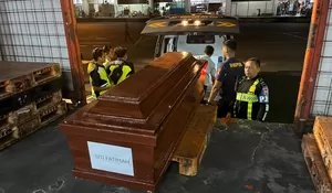 Tim DVI Polda Jatim Serahkan Dua Jenazah Korban KMP Mutiara Sentosa II ke Keluarga, Empat Korban Sudah Dipulangkan