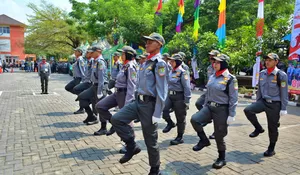 Aksi Derap Langkah Satlinmas Mengguncang Bekasi Demi Kobarkan Semangat Kemerdekaan RI