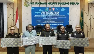 Kejari Tanjung Perak menyetor Rp4,9 miliar aset hasil dugaan TPPU dari judi online ke kas negara. Satu tersangka, Yurry, berstatus DPO
