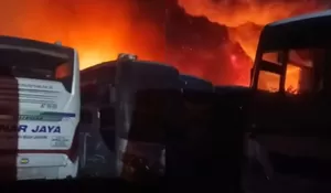 Lautan Api Terjang Pangkalan PO Sinar Jaya Bekasi, 50 Bus Hangus Terbakar!